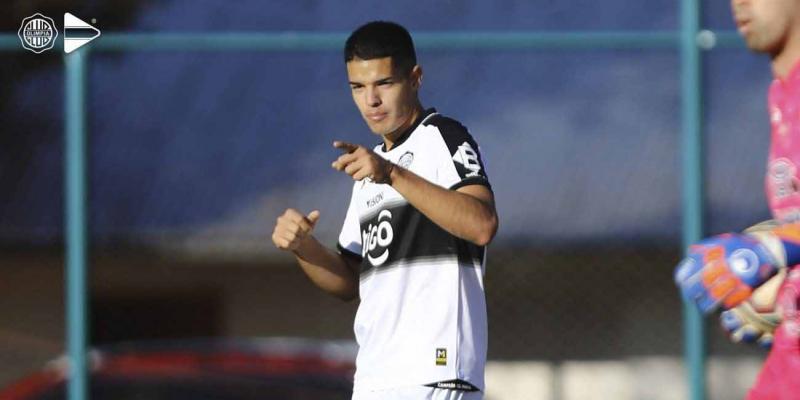 Gustavo Peralta / Olympia Gustavo Peralta, el gran goleador paraguayo, apenas puede oír las instrucciones del mister