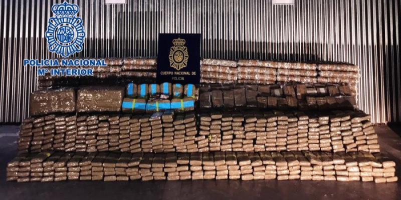 El hachís incautado se escondía en muebles para su tranporte Fotografía del hachís incautado. Foto de Policía Nacional