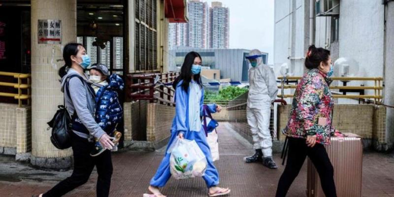 Los residentes del edificio en Hong Kong abandonan el edificio. Foto de Anthony Wallace