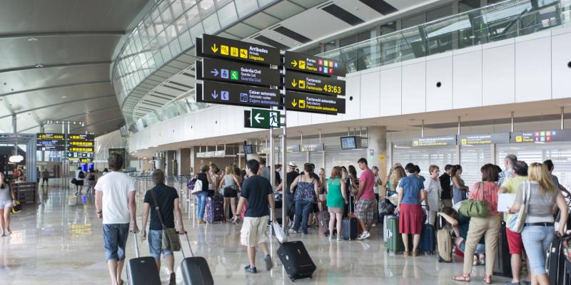 Los sindicatos de los principales medios de transporte aprovechan la gran afluencia de viajeros por las vacaciones de Semana Santa para convocar paros y huelga. Huelga Semana Santa