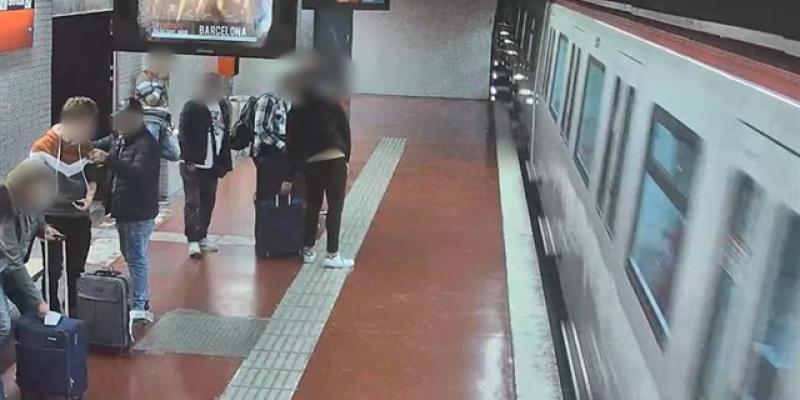 Grabación del suicido de un joven de 27 años en el Metro de Nueva Delhi. Suicidio Metro