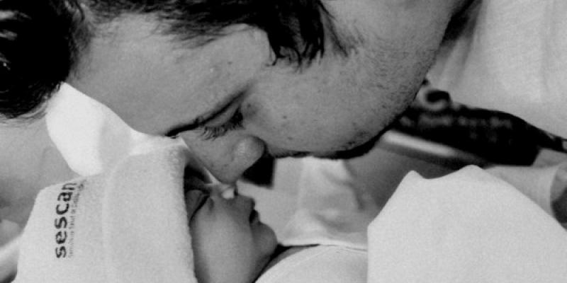 Papá y su hija recién nacida / Jennifer Velasco Ruiz Papá Juan Luis e Inés