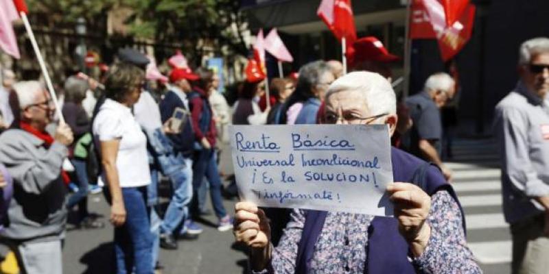 Cuatro familias ante el caos de la renta básica / EFE