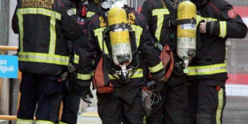 Varios Bomberos en las tareas de extinción del incendio Ocho dotaciones del cuerpo de bomberos de Barcelona trabajan para extinguir el incendio. Foto: Bombers Barcelona