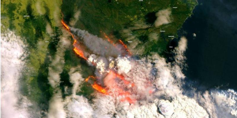 Imagen del satélite de la bahía de Batemans Bay que muestra el estado actual de los incendios activos. Foto de European Union Via REUTERS