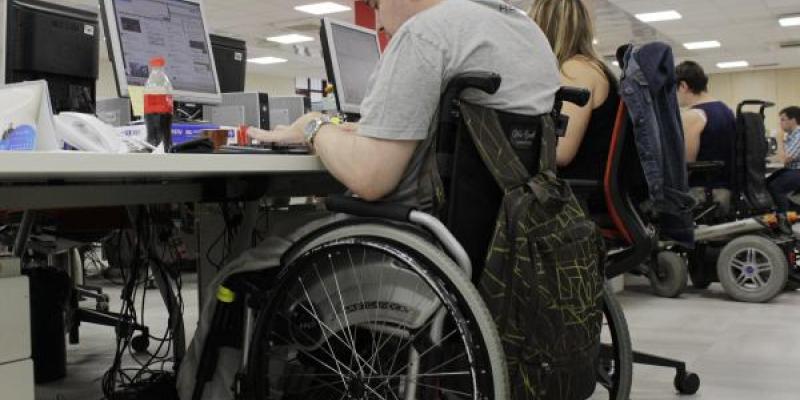Las personas con discapacidad cobran un 17% menos. Inclusión