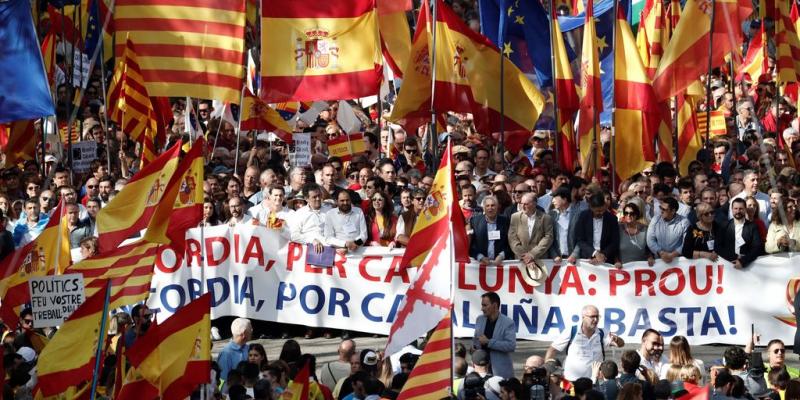 Decenas de miles de personas se han manifestado este domingo en Barcelona para decir "basta" al independentismo, en una movilización. Independentismo