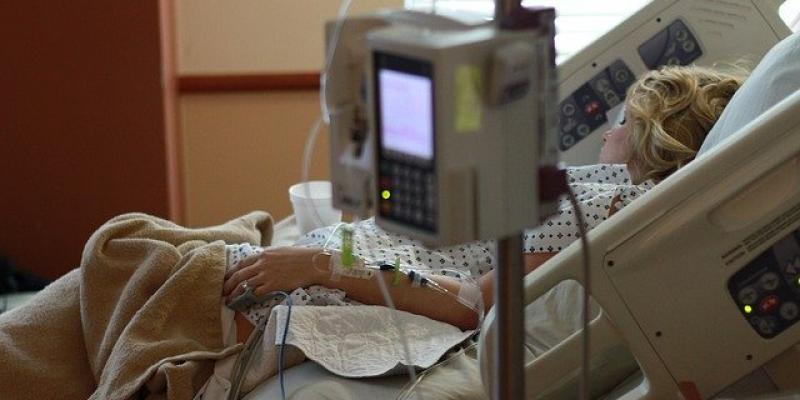 Iniciativa del PP que beneficiaba a pacientes jóvenes con enfermedades graves bloqueada por el gobierno Paciente hospitalizada / Pixabay