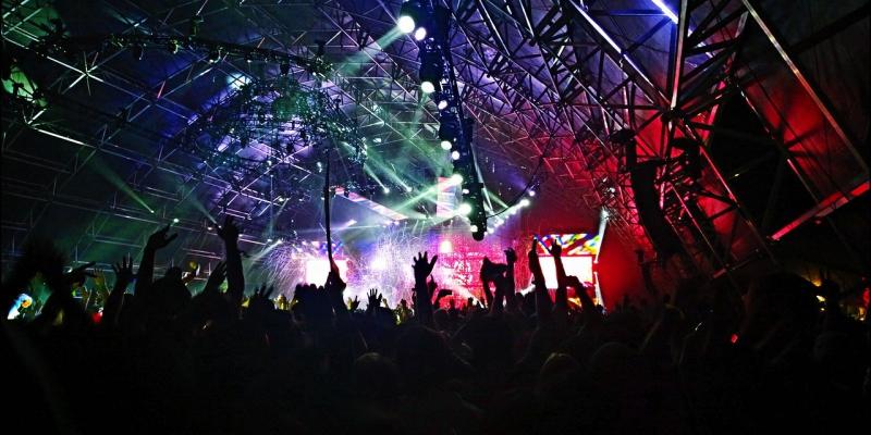 Los jóvenes desbancan el ocio "fiestero" por las tecnologías en su tiempo libre Jóvenes fiesta