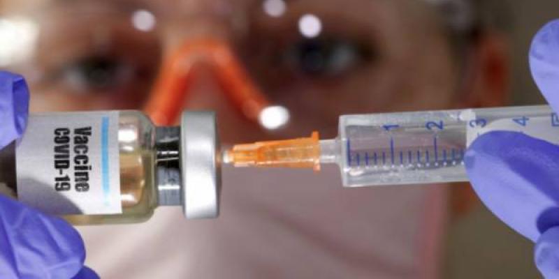 Johnson & Johnson / Salamanca 24 horas Un investigador en primer plano envuelto en un EPI