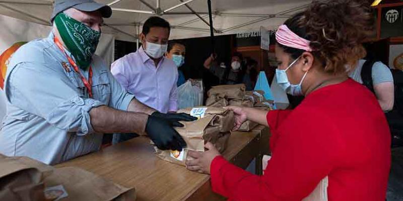 José Andrés ayuda a repartir alimentos en Valencia