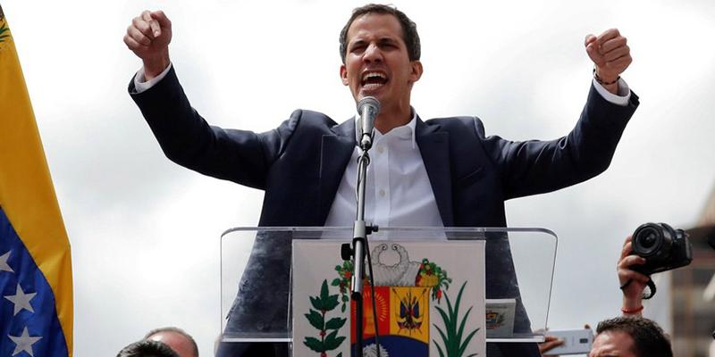 "Informamos al pueblo de Venezuela de que en estos momentos estamos enfrentando y desactivando a un reducido grupo de efectivos militares traidores que se posicionaron en el Distribuidor Altamira para promover un golpe de Estado contra la Constitución y la paz de la República" Juan Guaidó