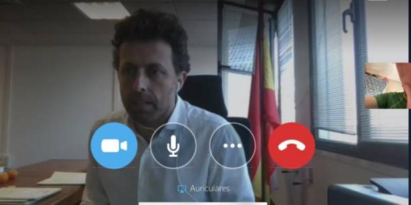 Juez Luis Acayro Sánchez durante una prueba técnica para un juicio, se ven los botones de Skype empresarial. 