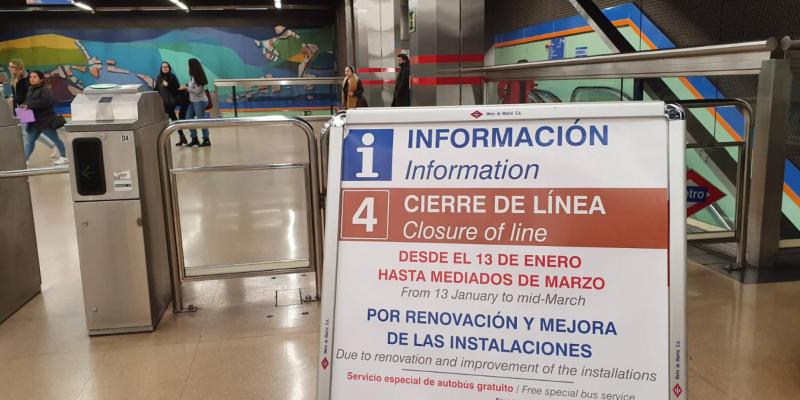 Paneles informativos en la estación de la línea 7 de Francos Rodriguez. L.G. / El País