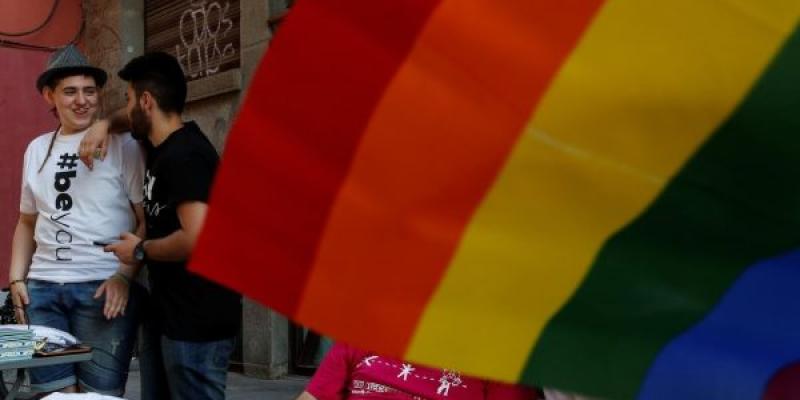 LGTBI / Reuters Pareja LGTBI junto a la bandera