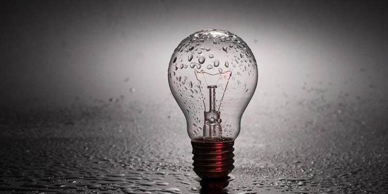 Las energías convencionales cuestan más de lo que creemos Bombilla con gotas de agua