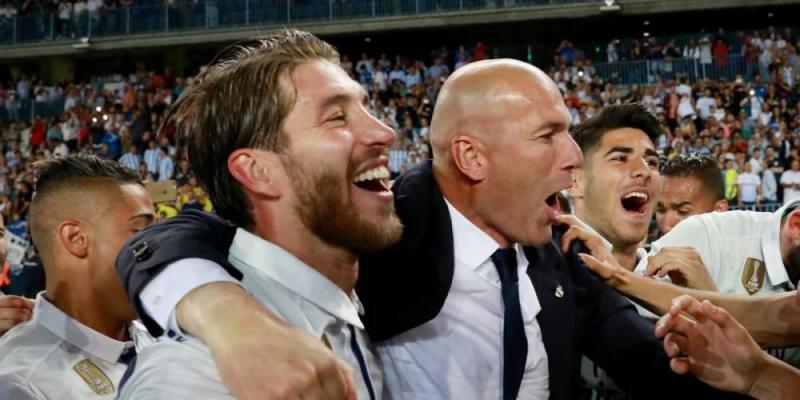 Vuelve la Liga Santander, los aficionados apuestan por la victoria del Real Madrid o del Barcelona Sergio Ramos y Zidane celebrando la victoria del Real Madrid en la Liga 2019-2020