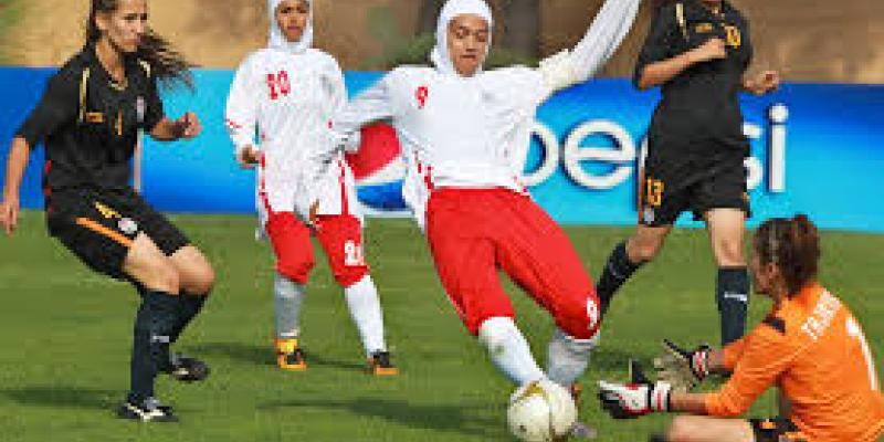 Mujeres jugando al fútbol en Arabia Saudí
