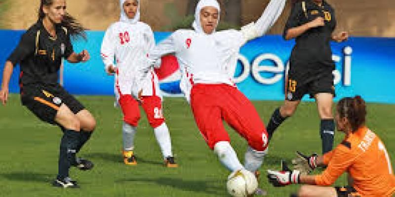 Liga femenina en Arabia Saudí / Recortes de Oriente Medio Mujeres jugando al fútbol en Arabia Saudí
