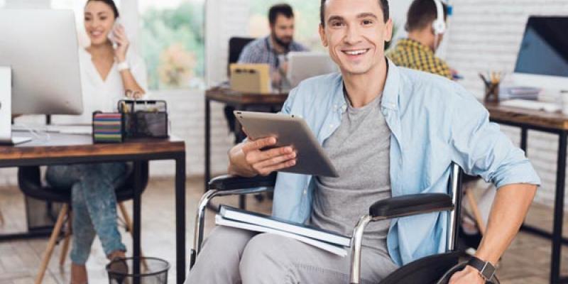 LinkedIn y GINgroup colaboran por la inclusión de las personas con discapacidad Persona con discapacidad en una oficina / Cadenadevalor