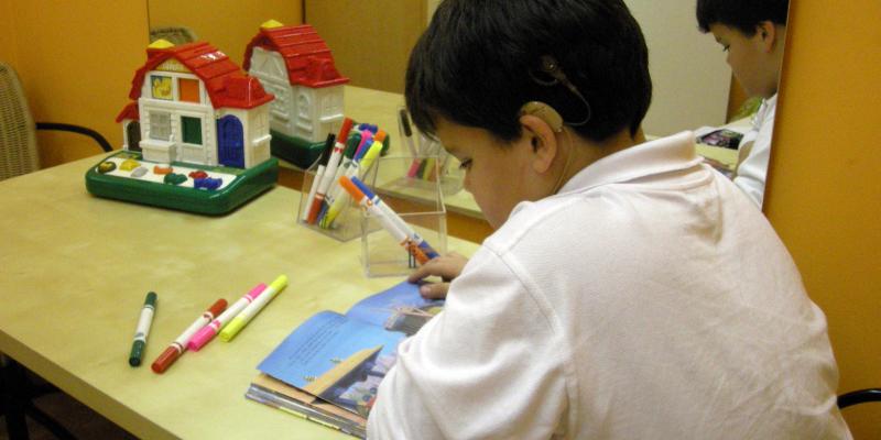 Niño con sordera leyendo