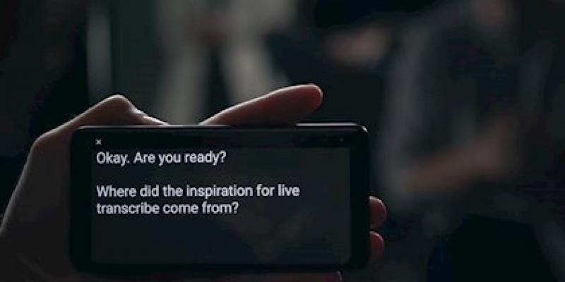 Una app que transcribe conversaciones ayuda a personas con problemas de audición.
