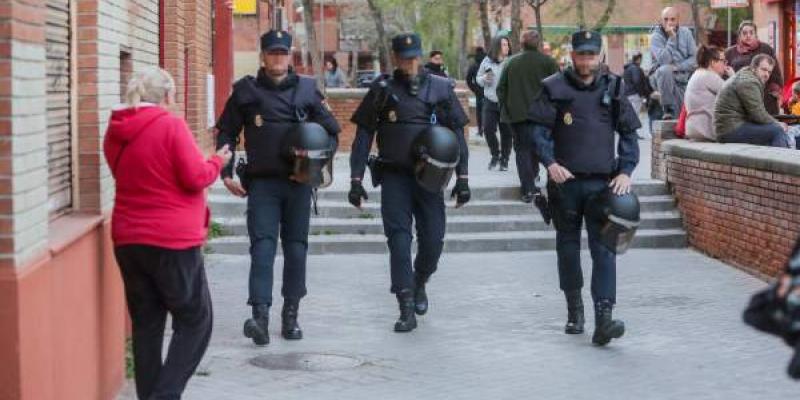 Familiares de 'El Chule' vuelven a su casa en el Pozo y los vecinos se concentran para exigir su marcha. Los Visita