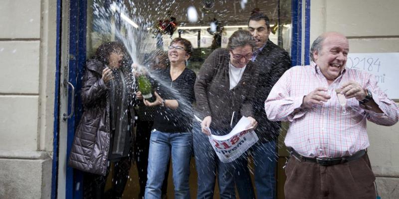Gente celebrando que les ha tocado el premio de la Lotería de Navidad Gente celebrando que les ha tocado el premio de la Lotería de Navidad