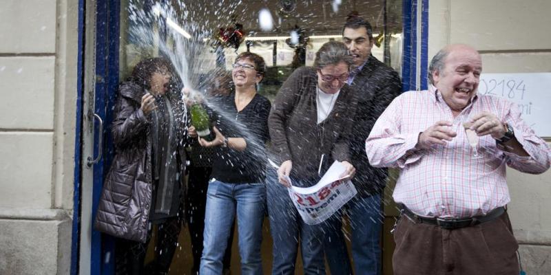 Gente celebrando que les ha tocado el premio de la Lotería de Navidad