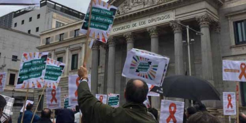 Más Plurales / Vida Nueva Más Plurales se concentra a las puertas del Congreso por la Ley Celaá