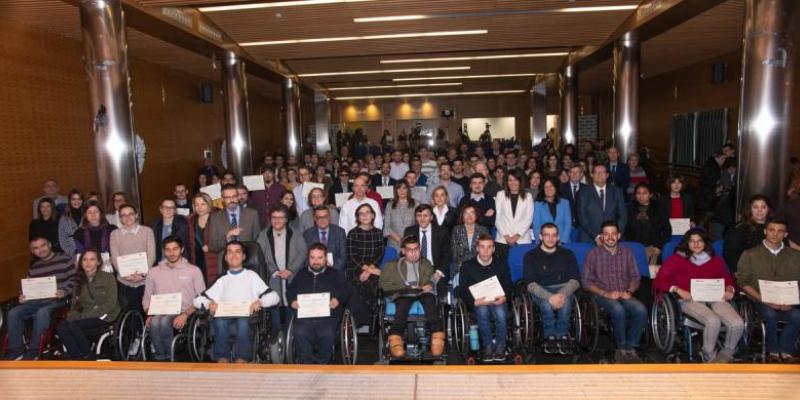 Foto de becados y autoridades en el acto de entrega de becas. Foto: Jorge Ropero