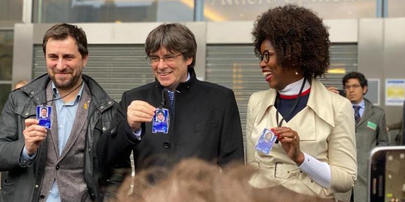 Puigdemont, al recoger su acreditación en Bruselas. Foto: @Bart_DeWever.