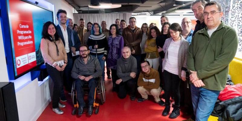 Fundación ONCE y Fundación Vodafone forman a medio centenar de personas con discapacidad en programación web.