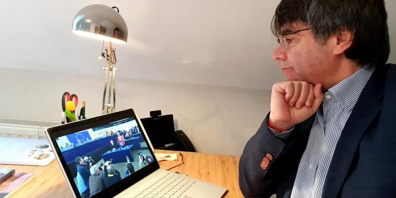 Carles Puigdemont, viendo el Pleno del Parlamento Europeo por Internet. Foto: @KRLS.