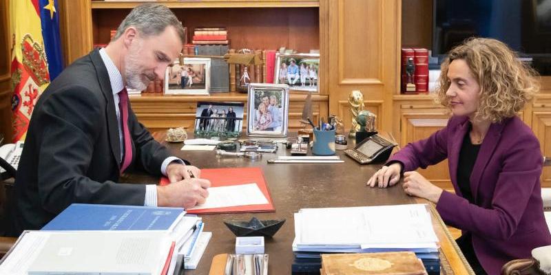 El Rey firma en presencia de la presidenta del Congreso, Meritxell Batet, el real decreto por el que nombra presidente del Gobierno a Sánchez. Foto: Casa de S.M. el Rey.