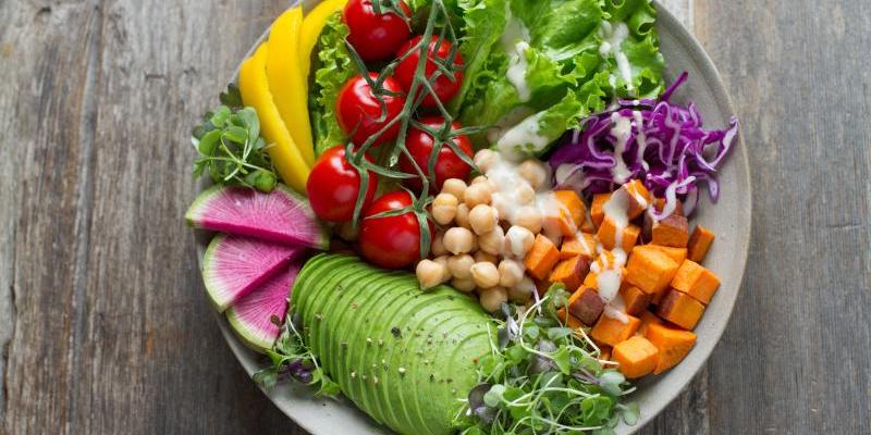 Un plato con frutas, verduras y legumbres. Foto: Anna Pelzer en Unsplash.