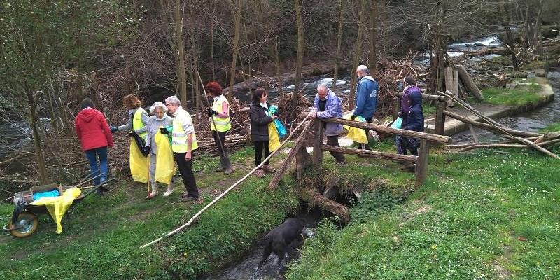 Voluntarios en una campaña de recogida de basura en un entorno natural. Foto: Proyecto Libera.