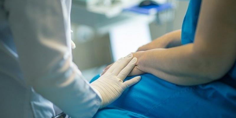 Las mujeres españolas con discapacidad o enfermedad crónica no tienen los mismo derechos que el hombre con la misma patología Mujer atendida por un médido. Foto de Pixabay