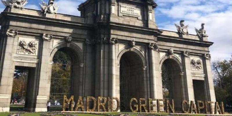 Cartel de Madrid Green Capital, en la Puerta de Alcalá - AYUNTAMIENTO Madrid Green Capital