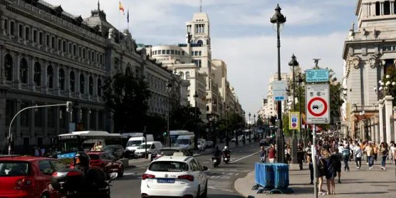 Acceso a la ZBE del distrito Centro por la calle Alcalá, 5. / Imagen de Jorge Paris 20minutos Acceso a la ZBE del distrito Centro por la calle Alcalá, 5