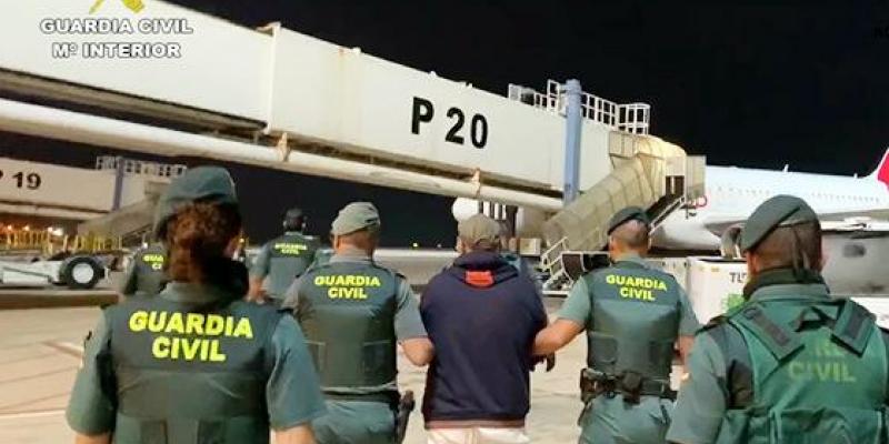 Descubierta una trama de Mafiosos italianos Momento en el que los agentes de la Guardia Civil trasladan a un detenido. Foto Guardia Civil