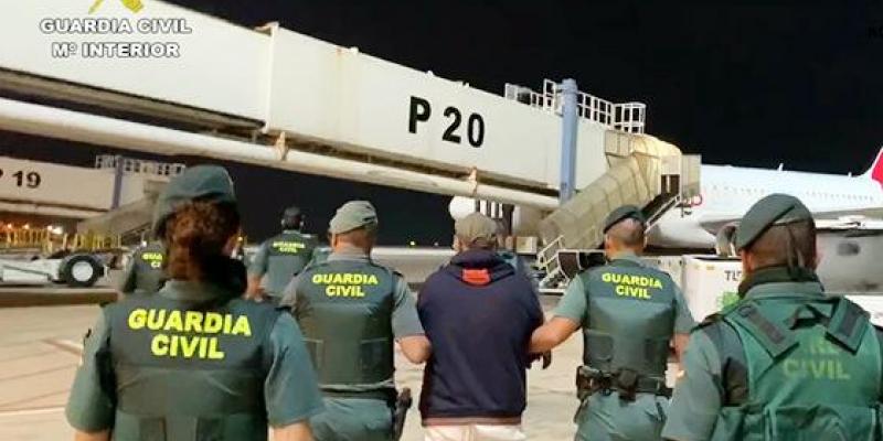 Momento en el que los agentes de la Guardia Civil trasladan a un detenido. Foto Guardia Civil