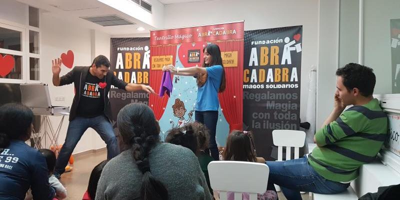 Voluntarios haciendo magia en el Hospital Clínico San Carlos de Madrid . Foto: la Caixa / Servimedia