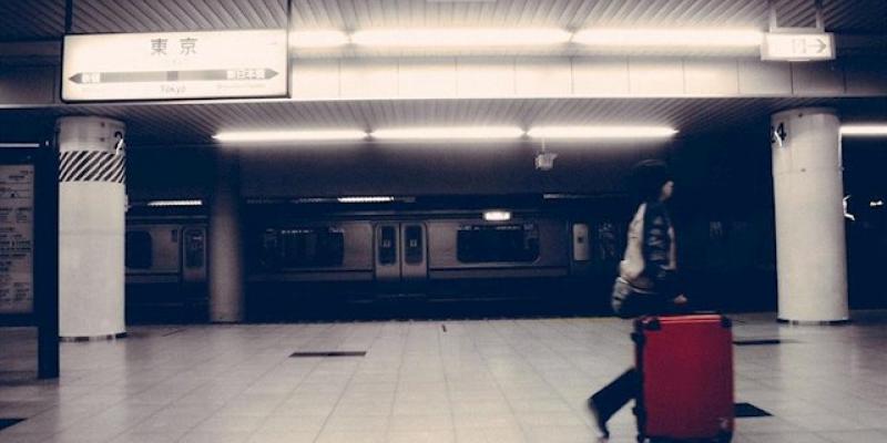 Foto recurso mujer con una maleta en una estación de tren - PIXABAY