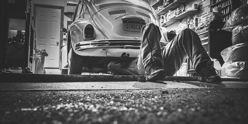 Los malos hábitos al volante siguen estando muy presentes entre los conductores españoles. Malos Hábitos coche