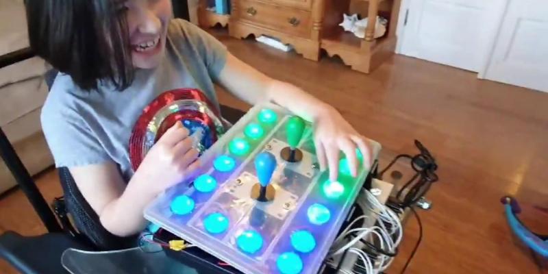 Ava jugando a Zelda con su mando adaptado Ava jugando a Zelda con su mando adaptado