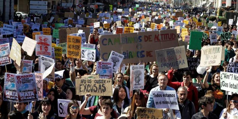 La manifestación internacional contra el cambio climático reúne a más de 4.000 jóvenes en la Puerta del Sol Manifestación cambio climático Madrid