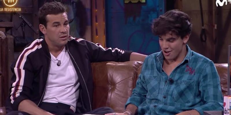 Mario Casas habla de las experiencias sexuales de su hermano. Mario Casas y su hermano Óscar en 'La residencia'