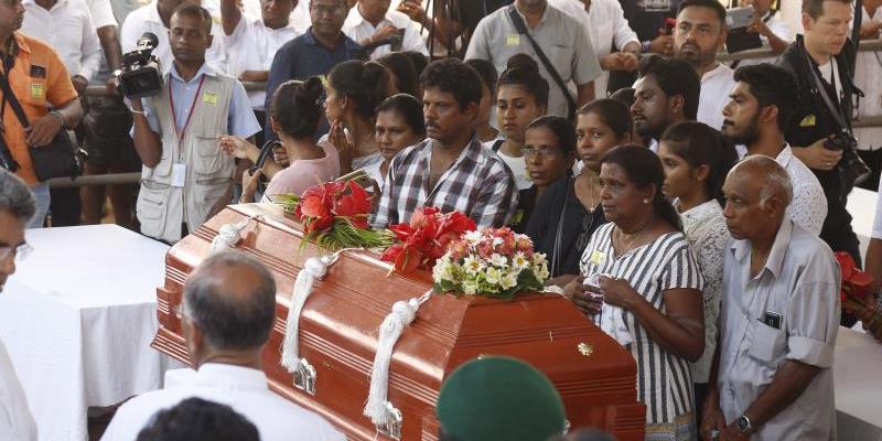 Sri Lanka comienza a despedir a sus muertos que subieron a 321. Miembros amputados Sri Lanka