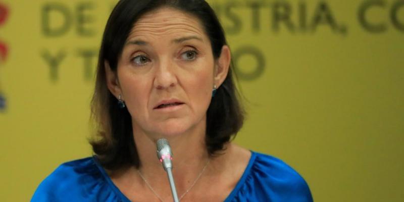 El Gobierno contempla una línea de crédito de 200 millones y la rebaja en las tarifas aéreas, con Canarias y Baleares como foco de las ayudas. Ministra industria
